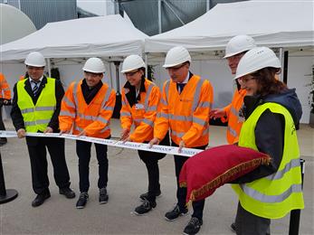 From left to right: Jose Miguel Villacorta – Dudelange Plant Manager, Dan Biancalana – Mayor of Dudelange, Carole Dieschbourg – Luxembourg’s Minister of the Environment, Guus Boekhoudt - Vice President Guardian Glass in Europe, Jean Ries - Director Government and Public Affairs Guardian Europe, Corinne Fernandez – HR Business Partner Dudelange.
(Photo Guardian Glass, LLC, GRDPR153)