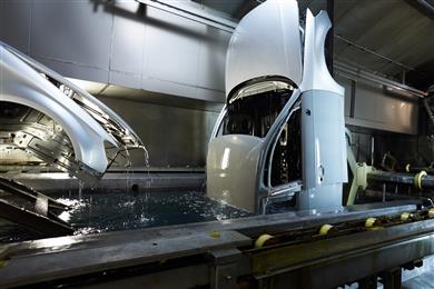 Passivation of aluminum surfaces in a body pretreatment line. 
(Photo: Henkel, PR046)