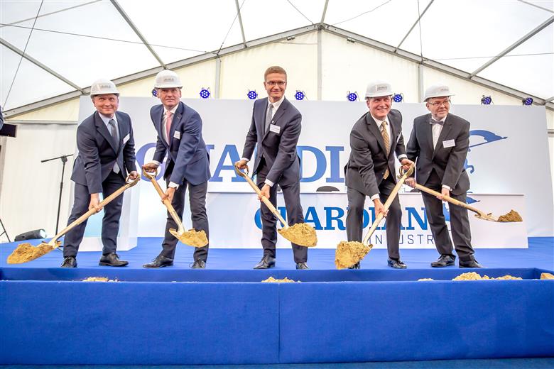 Od lewej: Grzegorz Kuźnik, Guus Boekhoudt, Krzysztof Matyjaszczyk, Kevin Baird, Conrad A. Bruch. 

From left to right:
Grzegorz Kuznik, Plant Manager
Guus Boekhoudt, Vice President of Guardian Glass in Europe
Krzysztof Matyjaszczyk, Częstochowa City Mayor
Kevin Baird, Guardian Glass President and CEO 
Conrad Bruch, Ambassador of the Grand Duchy of Luxembourg
Fot. Guardian Industries